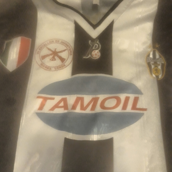 JUVENTUS F.C. Jersey - Picture 6 of 10